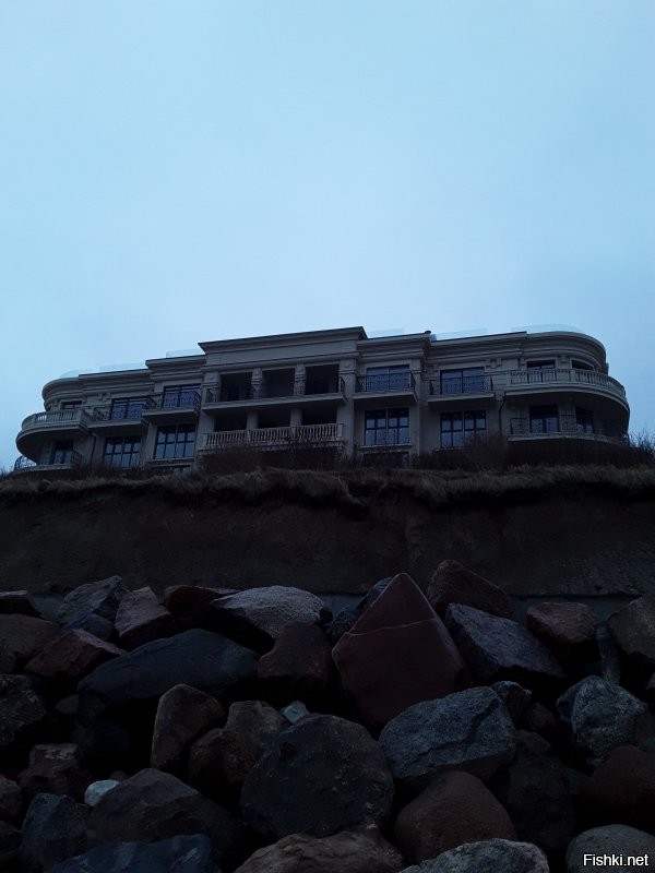 Оказывается что китайцев я люблю всё больше и больше. Этот вот случай. А буквально пару дней назад разразился скандал в нашем городском паблике вконтакте. У нас после штормов сильно размыло берег, порушилась авандюна в районе безумной стройки одобренной администрацией города. Вот я и как пример и довод дискуссии выложила несколько фоток как китайцы пустыню побороли и там леса теперь. А у нас не могут сберечь авандюну "эффектвные менеджеры".  Первые фото-остатки авандюны и очевидные жалкие попытки остановить подмыв под тупые строения на кромке прибоя. Последние: было-стало. Пустыня Му-Ус площадью 42 200 км . За 60 лет высажено 70 тысяч гектар леса и они не останавливаются на этом! А у нас снесло авандюну за 10 лет полностью. Но наши умники не стали восстанавливать работы по устройству фашин и высадке песколюбивых растений с мощными корнями, как было столетия прежде, а лишь активнее стали строить гробины отелей на песке, жральни и срывать высокую аванюну для удобства строительства. О как! Ну и как тут не восхищаться китайцами?!