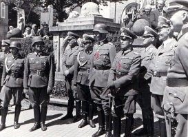 "Такого смешного, как на картинке, не носили." -Ага.... Не носили. Как бы это не картинки, а фото. Причем фото отнюдь не  Мосфильмовские.
Или как говаривал Козьма Прутков: "Не верь глазам своим!"
