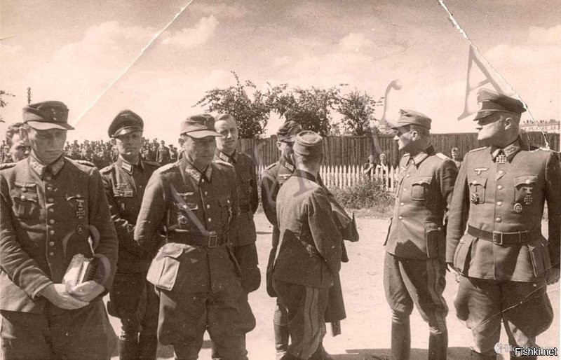 "Такого смешного, как на картинке, не носили." -Ага.... Не носили. Как бы это не картинки, а фото. Причем фото отнюдь не  Мосфильмовские.
Или как говаривал Козьма Прутков: "Не верь глазам своим!"