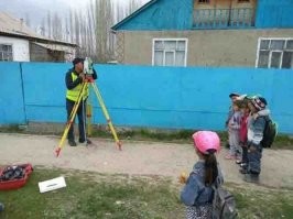 Непонятно кто кого здесь тролит.