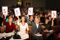 В бассейн ходили компанией. В мужской раздевалке стол стоит,и за ним женщина выдаёт ключи от шкафчиков. Нам выдала ящички прямо перед её столом. После сеанса выходим,а их там уже трое сидит за столом!