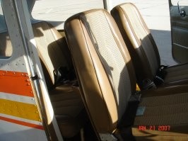 На картинке cessna-172. Внешне - маленький самолетик. Внутри - тесный автомобильчик, типа горбатого запорожца. Спереди два кресла. Их можно двигать вперед-назад и менять наклон спинки. Сзади диван, строго на двоих. (хотя мелкие дети могут и втроем уместиться). Начали их клепать в 1955-ом году и изготовляют до сих пор. Уже 44.000 наклепали. Типичный покупатель - Американский фермер. Можно и потерявшуюся корову с неба найти, и поля от вредителей опрыскать и вечером в Город с семьей смотаться. Правда, в городе с ним неудобно. На большую парковку, около ТРЦ еще сядет, а вот по узким улицам в центр не проедет. Потому и пытаются сделать самолет со складными крыльями. Пока получается плохо. Фермеры предпочитают арендовать автомобиль в городе, а не тащить с собой по небу. Все-таки очень разные аппараты.