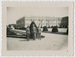 С Версалем почти ничего. Ходили как на экскурсию. Правда удалось найти информацию что французы подсуетились и самое ценное успели вывезти сныкать.