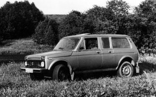 Я что-то этого прикола не понял)) Сзади вроде не дверь, а вставка для удлинения кузова, а какого куя там ручка дверная?)))