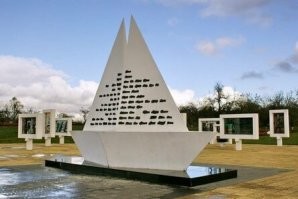 Тоже мемориал "Детская Хатынь". И Берег потому и Красный, что потом фашисты и их преспешники трупики детей сбрасывали с берега реки.