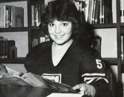 Новодворская в юности была очень даже симпатичная, пока её не закатали на принудительное лечение в специальной психиатрической больнице в Казани.