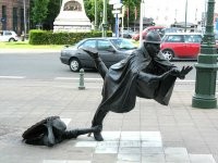 И не завалили? И никто на руки полисмену не пытался залезть?! 
Или она под напряжением? ))