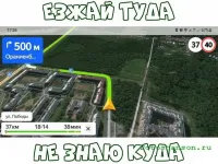 Дык если нет перекрёста, а просто улица поворачивает, то навигатор и не будет показывать поворот. Всё тут правильно.