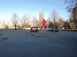 В детстве у нас во дворах была вот такая красота.
Но очень быстро во всех башнях появились общественные туалеты, со временем стал пропадать кирпич и все металлические детали, которые можно было утащить.
Несколько десятков лет не видел эту площадку, а сегодня загуглил... Вот такое унылое зрелище.
