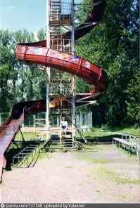 Во, нашел. Судя по всему были какие-то типовые горки, т.к. фотки явно из разных мест, и с разным количеством витков. Я помню как на 2 фото, с несколькими витками, и как мне тогда казалось безумной высоты.
