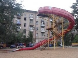 Во, нашел. Судя по всему были какие-то типовые горки, т.к. фотки явно из разных мест, и с разным количеством витков. Я помню как на 2 фото, с несколькими витками, и как мне тогда казалось безумной высоты.