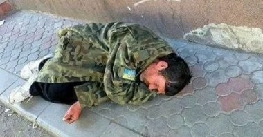 Чё ты своих-то вояк публиковать стесняешься, свинорылый? Наши-то свой праздник отмечают и на следующий день на работу пойдут, а твои круглый год сине-обоссаные.