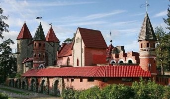 Этим летом были в Сосновом бору. Пятиэтажки, пятиэтажки, а потом бац и такое за углом: