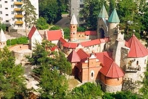 Этим летом были в Сосновом бору. Пятиэтажки, пятиэтажки, а потом бац и такое за углом: