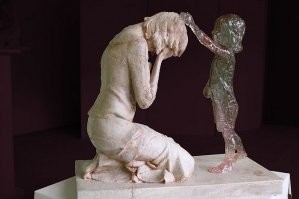 Для иллюстрации использовано фото скульптуры, посвященной нерожденным детям.
Этот памятник установлен в Словакии. Скульптура называется «Не плачь, мама, я все равно тебя люблю». Часть памятника, а именно фигурка ребенка изготовлена из хрусталя. Аналогичная скульптура была установлена в Сургуте.
Автором этого трогательного памятника является Мартин Гудачек. Скульптура расположена недалеко от римско-католического храма Рождения Девы Марии, что находится в Бардейовськей Новой Все. Открытие Памятника нерожденным детям состоялось в канун праздника Всех Святых 2011 года.