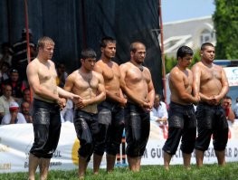 А это что за ритуал? Пляски маленьких леблядят?