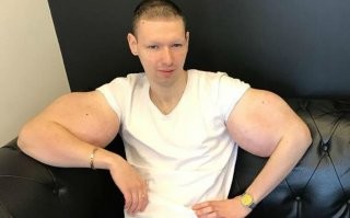Этого дебила в ту эпоху. Как раз такие рукава носили, за бабу бы прокатил.......