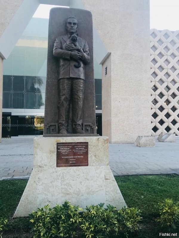 Памятник Кнорозову в Мексике.