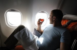 С какого ты сообщения ты поймешь, что в тот момент женщина не имела право на него набрасываться? Сейчас, это видео может быть где угодно,  нарушил он, не нарушил, это мы знаем сейчас, но тогда женщина не знала, что он делает и куда это видео попадет.  Или она пророк и знала, что это видео на весь мир он распространит) нет. В этом и дело, с юридической точки зрения, его нарушение, было доказано, если оно было конечно, уже после конфликта. А в момент конфликта эта женщина не знала точно куда это видео попадет, что он снимает, и не имела право осуществлять нападение, при отсутствии фактов и доказательств осуществения правонарушения. Даже любому умственно отсталому уже давно было бы понятно, что женщина при любых раскладах не должна была набрасываться на людей. Ну тебе бесполезно обьяснять разницу, как видит ситуацию быдло тупое, и как видят ситуацию суды и правоохранительные органы.  В очередной раз говорю. Ты тупое быдло. Учи законы, а то так и будешь жалким ничтожеством в жизни, над которым все смеются умные люди. Потому, что таким как ты тупым быть просто нельзя.   Вот ты назвал меня тупым, идиотом еще кем то, делаешь нелепые попытки меня унизить,. Ну вот скажи, вот ты не понимаешь насколько нелепо ты выглядишь ? Я тебе намекал уже не раз, что я совсем не идиот, а состоявшийся человек, не бедный. Вот тебе фотография моя. Просто задумайся, идиоты часто летают частными  самолётами или бизнес классом, находятся в других странах? Я тебе могу еще много чего накидать, но как говорят хвастаться нехорошо.  Я намекал тебе уже, что ты лаешь на слона. Это тебе еще один намек, чтобы ты наконец задумался, насколько дешево ты выглядишь, когда  пытаешься  меня обозвать нелепо как то и зацепить. И кто из нас настоящий идиот)))))))