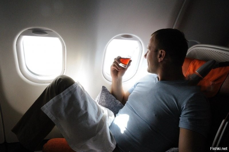 С какого ты сообщения ты поймешь, что в тот момент женщина не имела право на него набрасываться? Сейчас, это видео может быть где угодно,  нарушил он, не нарушил, это мы знаем сейчас, но тогда женщина не знала, что он делает и куда это видео попадет.  Или она пророк и знала, что это видео на весь мир он распространит) нет. В этом и дело, с юридической точки зрения, его нарушение, было доказано, если оно было конечно, уже после конфликта. А в момент конфликта эта женщина не знала точно куда это видео попадет, что он снимает, и не имела право осуществлять нападение, при отсутствии фактов и доказательств осуществения правонарушения. Даже любому умственно отсталому уже давно было бы понятно, что женщина при любых раскладах не должна была набрасываться на людей. Ну тебе бесполезно обьяснять разницу, как видит ситуацию быдло тупое, и как видят ситуацию суды и правоохранительные органы.  В очередной раз говорю. Ты тупое быдло. Учи законы, а то так и будешь жалким ничтожеством в жизни, над которым все смеются умные люди. Потому, что таким как ты тупым быть просто нельзя.   Вот ты назвал меня тупым, идиотом еще кем то, делаешь нелепые попытки меня унизить,. Ну вот скажи, вот ты не понимаешь насколько нелепо ты выглядишь ? Я тебе намекал уже не раз, что я совсем не идиот, а состоявшийся человек, не бедный. Вот тебе фотография моя. Просто задумайся, идиоты часто летают частными  самолётами или бизнес классом, находятся в других странах? Я тебе могу еще много чего накидать, но как говорят хвастаться нехорошо.  Я намекал тебе уже, что ты лаешь на слона. Это тебе еще один намек, чтобы ты наконец задумался, насколько дешево ты выглядишь, когда  пытаешься  меня обозвать нелепо как то и зацепить. И кто из нас настоящий идиот)))))))