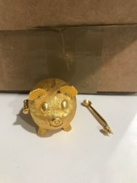 Табакерка , ага .  Эта свинка для хранения и употребления кокса .