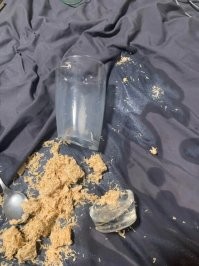 Что вообще ха херню ты наложил в этот стакан? Почему ты из стакана ешь ложкой?