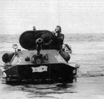 На первых двух фото - плавающий танк ПТ-76, на третьем и четвертом - БМД-2.
 В ходовой части БМД-2 имеются поддерживающие катки, на ПТ-76 гусеничный движитель без поддерживающих катков. 
 На ПТ-76 надгусеничные полки прямые по всей длине, а на БМД-2  -  в передней части имеют небольшой наклон.
 Обратите внимание на крышку люка в башне: в ПТ-76 она сдвоенная и широкая, в отличии от БМД.
 Основным вооружением всех БМД-2 была 30-мм автоматическая пушка.
 У БМД передняя часть корпуса сужается, на верхнем бронелисте имеется, хорошо видимая, панель защиты от свинцовых брызг.