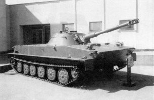 На первых двух фото - плавающий танк ПТ-76, на третьем и четвертом - БМД-2.
 В ходовой части БМД-2 имеются поддерживающие катки, на ПТ-76 гусеничный движитель без поддерживающих катков. 
 На ПТ-76 надгусеничные полки прямые по всей длине, а на БМД-2  -  в передней части имеют небольшой наклон.
 Обратите внимание на крышку люка в башне: в ПТ-76 она сдвоенная и широкая, в отличии от БМД.
 Основным вооружением всех БМД-2 была 30-мм автоматическая пушка.
 У БМД передняя часть корпуса сужается, на верхнем бронелисте имеется, хорошо видимая, панель защиты от свинцовых брызг.