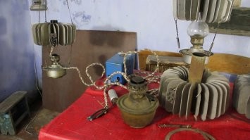 Термоэлектрогенераторы  работали не только от котелков. Были модели для керосиновых ламп.
Термоэлектрогенератор типа ТГК-3 выдавал мощность около 3 вт.
ТКГ-3  имел две самостоятельные термобатареи, состоящие из последовательно соединенных элементов. Одна из них, выдавала напряжение 2 в при токе 2 а, служила для питания анодных цепей приемника.  Вторая, дающая такое же напряжение при токе 0,5 а - для питания нитей накала.