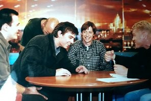 Почему-то напомнило:
- Ну, а кто из вас самый крутой.