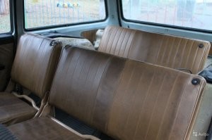 Сам по себе шестиместный универсал с внушительным багажным отсеком абсолютно нормален для Американских дорог, конца шестидесятых. А вот дополнительные четыре места в багажнике - колхозная переделка. Противозаконная, к тому-же.
Во первых слишком разный уровень комфорта на основных и на складных местах. Для сравнения я показываю салон семиместной волги-ГАЗ-2402. Очевидно, второй и третий ряд сидений пришли одновременно с одного завода - изготовителя. 
А во вторых, в США шестидесятых, как собственно и везде, для управления десятиместным автомобилем нужны были автобусные права. Даже, если внутри один человек.
То есть, владелец, имевший такие права, и занимавшийся перевозкой людей переделал для себя легковушку, сэкономив на микроавтобусе.