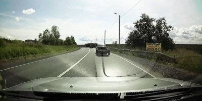 Согласно ипанутых российских ПДД
водитель должен был тормозить в своей полосе, подвергаясь риску сдохнуть под ударом листа железа
Кто их пишет - сам никогда этого правила не придерживается.
Однажды, на трассе от Краснодара до Энема, из впереди идущего грузовика, на "горке" моста через канал водоснабжения рисовых чеков, в 50-60 метров впереди меня, вылетели несколько листов плоского шифера, и полетели, кувыркаясь, сначала вверх, а потом - вниз.
Сказать, что я усрался - ничего не сказать
Лист плоского шифера, упавший торцом, пробьет крышу ВАЗ до самого пола.
Был у нас мужик, кровельный лист в гаражах около Восточного рынка по-ветру разрезал его насмерть.
Нихера смешного.....