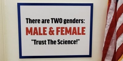 Пловчихам неудобно переодеваться в раздевалке с пловцом-трансгендером