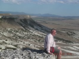 Вроде как высота более 300 м., но на нее можно на машине въехать