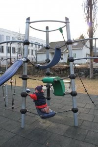 Ну раз не получил, решил погуглить. Нашел еще такие же статьи с этой же фоткой. в общем:
-Это для детей-инвалидов. Просто не мешайте им, для других детей есть остальные игры.

-«Эта площадка доступна для детей с ограниченными физическими возможностями. На первый взгляд эта деталь кажется не такой интересной, но представьте, как будет круто пользоваться ею ребенку, который никогда не заберется на горку».

В общем полная фигня. Я видел, что обычно в ней обычные дети просто сидят.