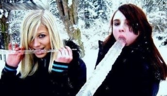 Коммунальщики в Нижнем Новгороде нашли оригинальный способ сбивать сосульки с крыш