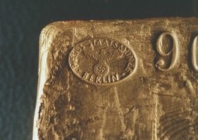 Ничего никому не отдавайте, всегда найдутся люди которые нелегально скупят у вас ценные вещи. Пускай и не по самой выгодной цене, но уж явно это будет куда больше чем отдать 50% государству и налог ещё оплатить.  У меня знакомый в деревне под Брянском, в  90-е слитки золота нашёл в какому-то немецком схроне, вместе с оружием и боеприпасами. Ничего, подождал, поискал нужных людей, и всё удачно продал.
За продажу оружия. я его конечно осуждаю,  хотя там уже наверное больше антикварная ценность. чем боевая, учитывая условиях хранения, а вот золото - правильно сделал что продал из-под полы, смог себе дом новый построить, маме помог квартиру старую разменять в столице и новую купить с большей квадратурой и ближе к метро, и вроде ещё осталось.
Я думал привирает по пьяне, даже посмеялся с него как он рассказывал  это, а его видимо задело, и он наплевав на конспирацию, взял и показал мне оставшиеся пару слитков на чёрный день и немецкий люгер, всё с клеймами. Наверное не сильно опасался, во первых знает меня с малых лет, во вторых я уже в другой стране жил тогда и приезжал чисто в гости на пару недель.
Так что и вы будьте умными, во первых нашли что-то - молчите, во вторых аккуратно, через проверенных людей, ищите вариант как сбыть, либо сохраните на чёрный день где-нить (тока у не у себя на жил площади), какой-нить герметичный пластиковый контейнер купите и прикопайте в вам известном месте. Мало ли понадобится. А то наше государство такое интересное, в лучшем случае отметут большую половину себе, а вообще могут дело так повернуть, что вы незаконно  это нашли и себе присвоили, конфискуют и ещё в плечи штраф дадут.