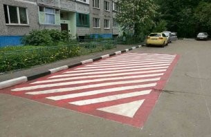 Хм... а еще культурная столица называется... У нас в Москве во дворах уже давно специальные зоны для этого выделены...