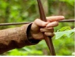 На какой ещё полочке? у неё стрела на рукаве лежит!
Только не рассказывай, что это правильно! Лучник подслеповатый.