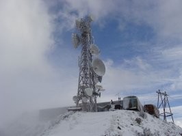 В Киргизии, рядом с Курпсайской ГЭС. От нее и питание получаем, но дизель тоже есть. Два месяца в осенне-зимний период, весной и летом один месяц. Фото старое. Сейчас антенн гораздо больше.