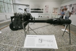 Вот как выглядит реактивный двигатель работающий под водой. 
А на картинках обычные гребные винты с моторами...
Полная шляпа... Обычная лодка на подводных крыльях - технология 19 века только с зализанными краями....