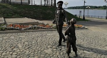 Красивый памятник у нас в городе поставили.