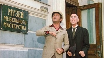 А здесь над головой Кисы - киноляп: не было таких "доводчиков" дверей в то время. Вспомните в том же фильме какими пружинами оснастил Альхен двери в доме престарелых