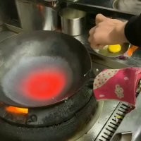 Такие сковородки в ходу были еще у наших предков, когда тефалю это еще и не снилось. Любая скородка обладает таким свойством, если разогреть как следует.