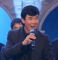 Лица не видно, снимали на тапок. А по манере разговора напоминает этого казаха из КВН