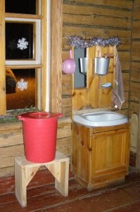 Просто многие нормальные спальни комплектуются санузлом. Если отдельного помещения под санузел в спальне нет возможность разместить - ставили ширму и за ней вот такого мойдодыра. Я таких мойдодыров застал в коммунальных квартирах - где на десяток комнат с разными семьями был один сортир и две раковины (в сортире и на кухне). А вставали все примерно в одно время - так что умывались в комнатах, потом ведра и ночные горшки сливали в сортир. Если громоздкого мойдодыра помтавить в комнате было некуда - вешали в угол комнаты рукомойник (но мойдодыр