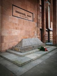 А вот могила беспокойного старика Иммануила, который беседовал с Воландом.
"  Взять бы этого Канта, да за такие доказательства года на три в Соловки!   совершенно неожиданно бухнул Иван Николаевич." (с)