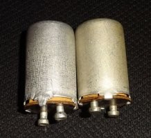 Врезался такой стартер в цепь с покрашенными лампочками и офигенная цветомузыка получалась! Не важно было, что мигала она сама по себе, ни как не связанно с ритмом из колонок. Главное, что выглядело эффектно! Лампочки красили маминым лаком для ногтей, чернилами из шариковых ручек, или колпаки из цветной бумаги клеили.