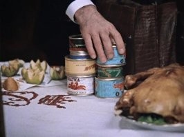 В фильме "Москва слезам не верит" Один из героев начальник ГЛАВКа (подразделения министерства) - принёс на вечеринку где собрались знаменитый хоккеист, кандидат наук и "дочки профессора" в элитной квартире несколько банок консервов в качестве достойного вклада в вечеринку. Фильм 1979 года.
Чуть ли не министр приносит на званый ужин консервы. 
Какие бы навороченные они не были.