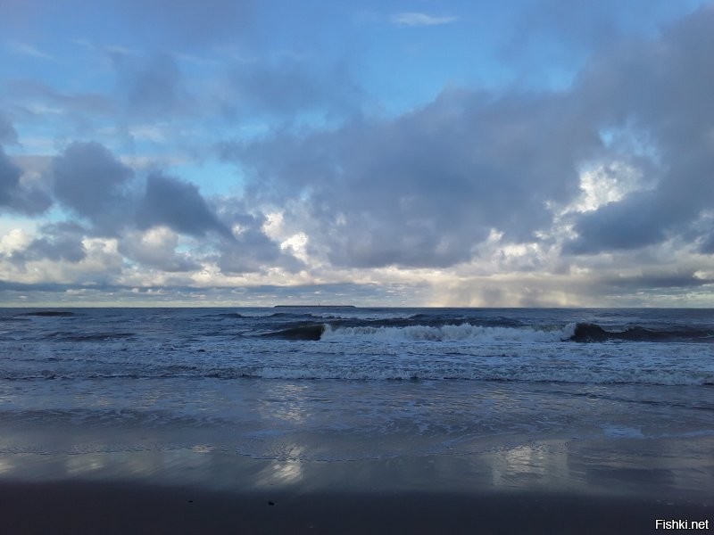 Ничего не скажешь фото прекрасны, места необыкновенные. Но даже мне, не специалисту видно что большинство фото обработаны. Нет, конечно профи и должны доводить до совершенства свои работы, но как то теряется настоящесть, живость, изюминка.
 Вот мои фото, вообще сняты на прогулке с собаками на телефон, безо всяких фильтров.Радугу сняла ожидая автобус перед работой. Два последних не мои. Это снято во время последнего шторма Надя. Веселилась у нас всё прошлое воскресенье.  Разве не более чувствуется в них именно живое и захватывающее дух?